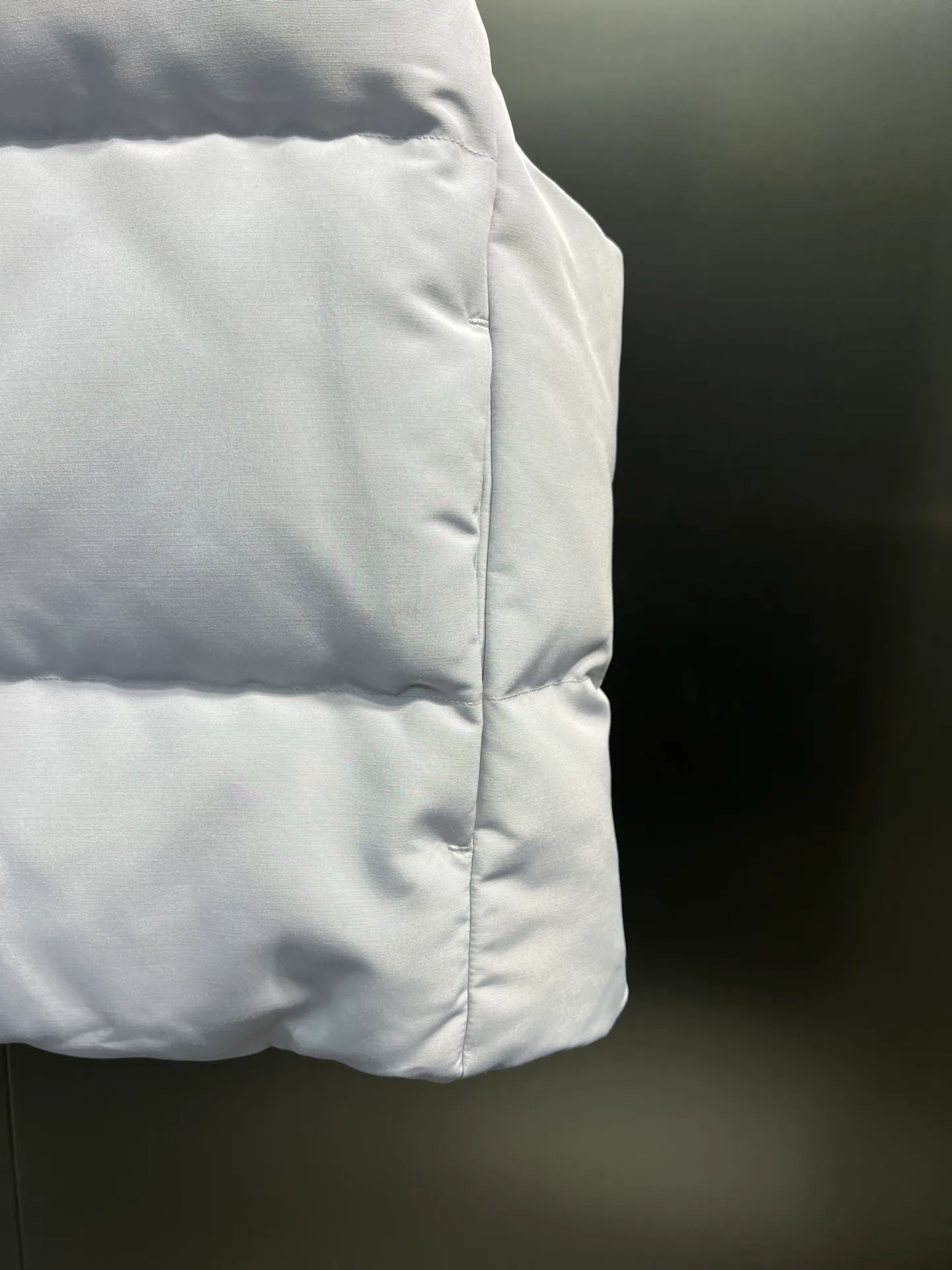P660 Canadian Grandview black label women's short vest.  Constructed from Arctic Tech recycled fabric®, it features a cinchable hem for sleek styling and storage. Color: Polaris white, black, beige, soft light pink.  Size: s-xl